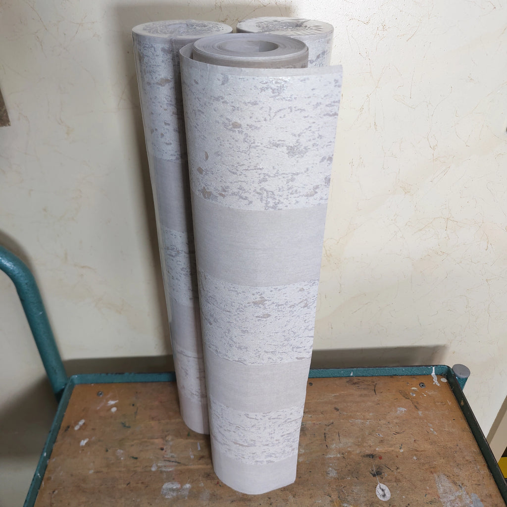 Strepen licht taupe (per rol)