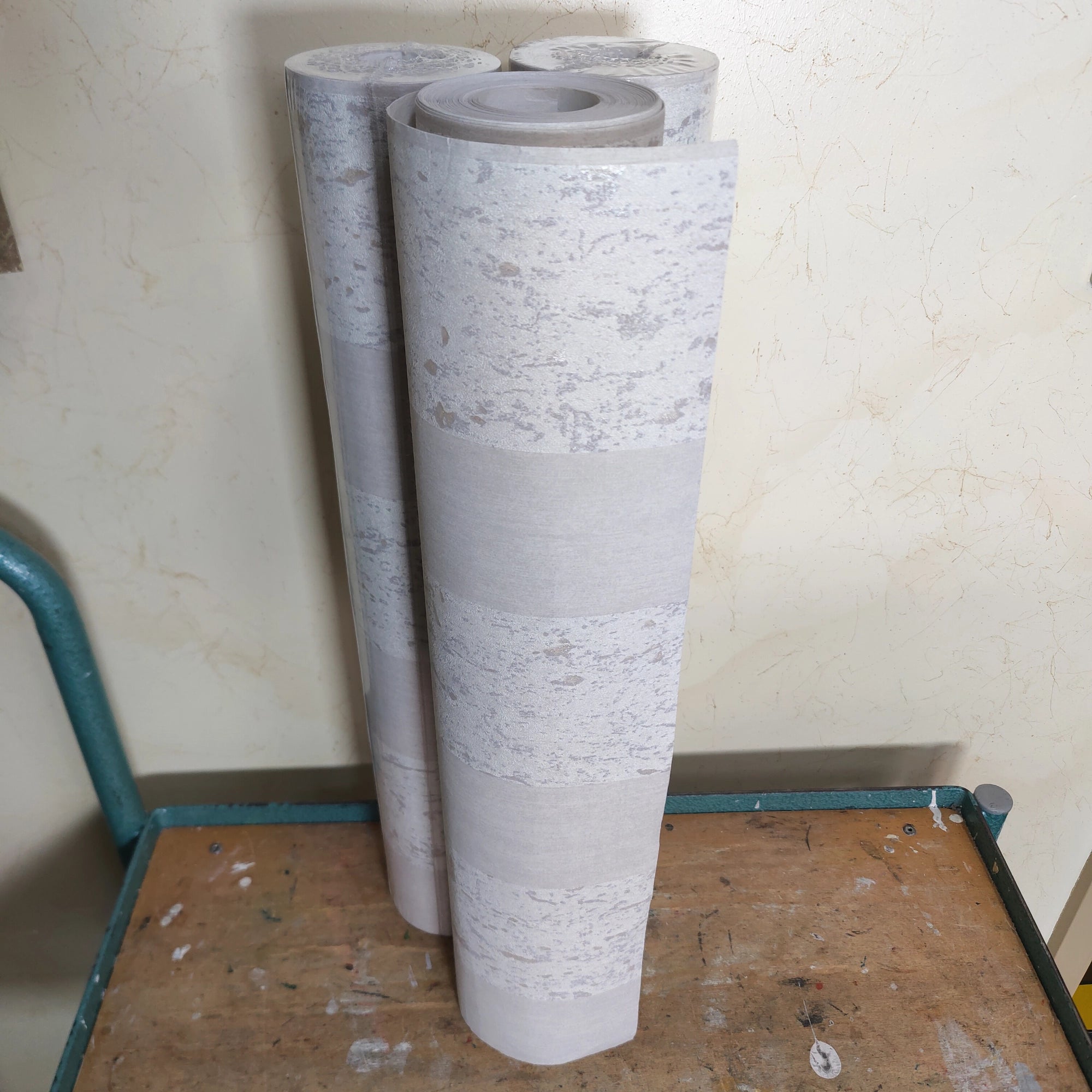 Strepen licht taupe (per rol)